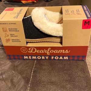 Brand new Dear foams women’s slippers